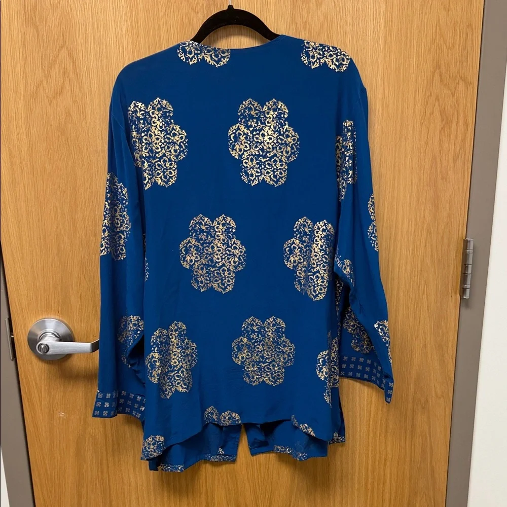 Diane Gilman Royal Blue Top with Gold Medallion Print 100% silk - Picture 4 of 6